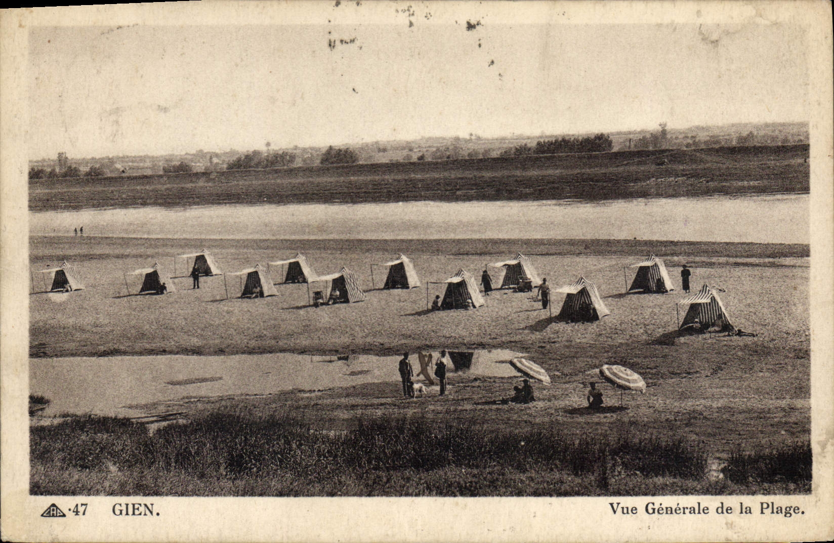 CPA Gien Vue generale de la Plage 