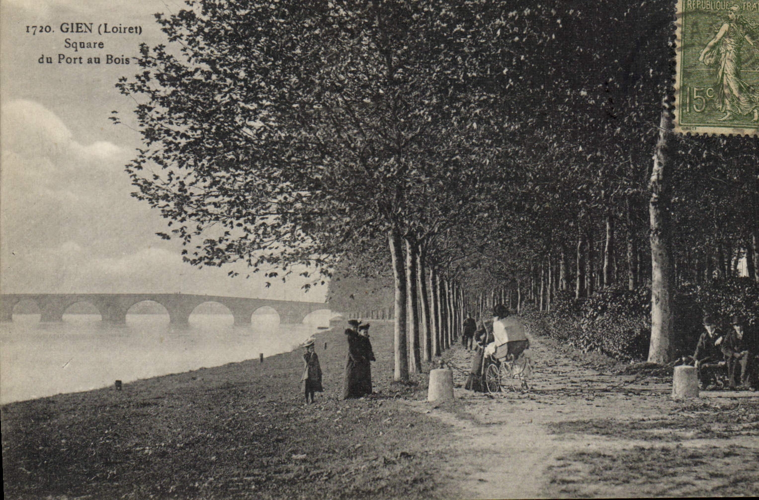 CPA Gien Loiret Square du Port au Bois 
