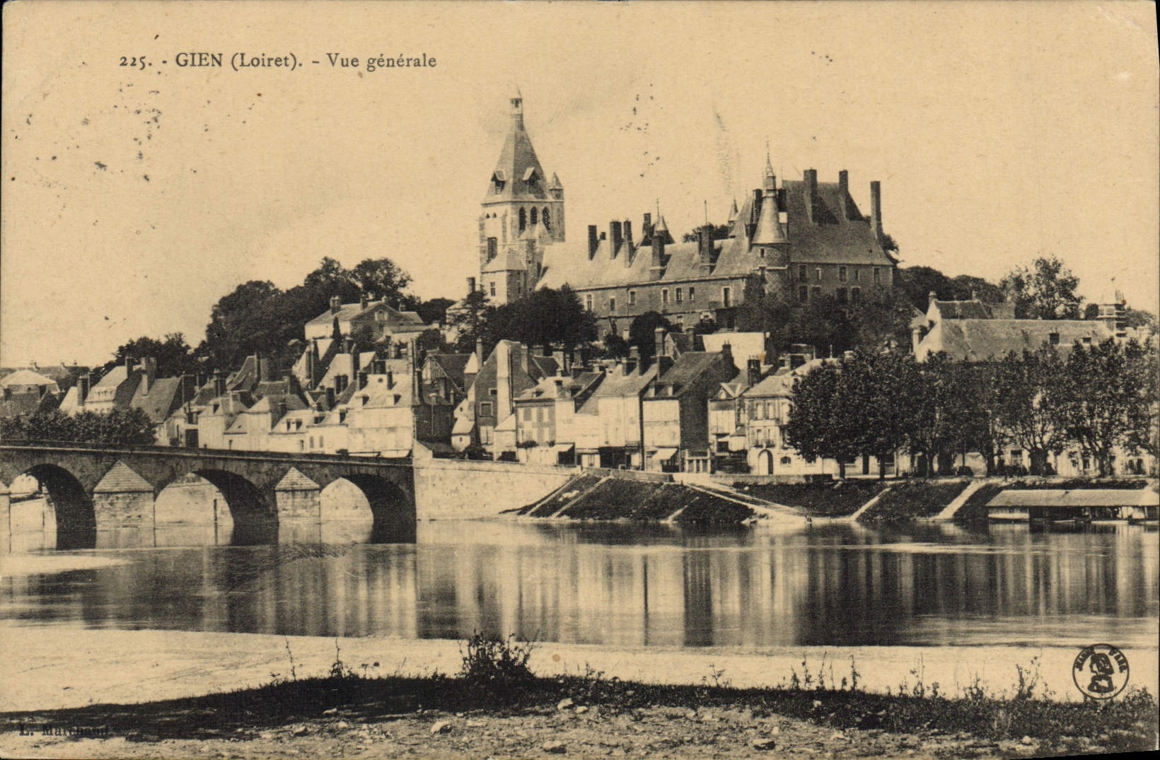CPA Gien Loiret Vue generale 