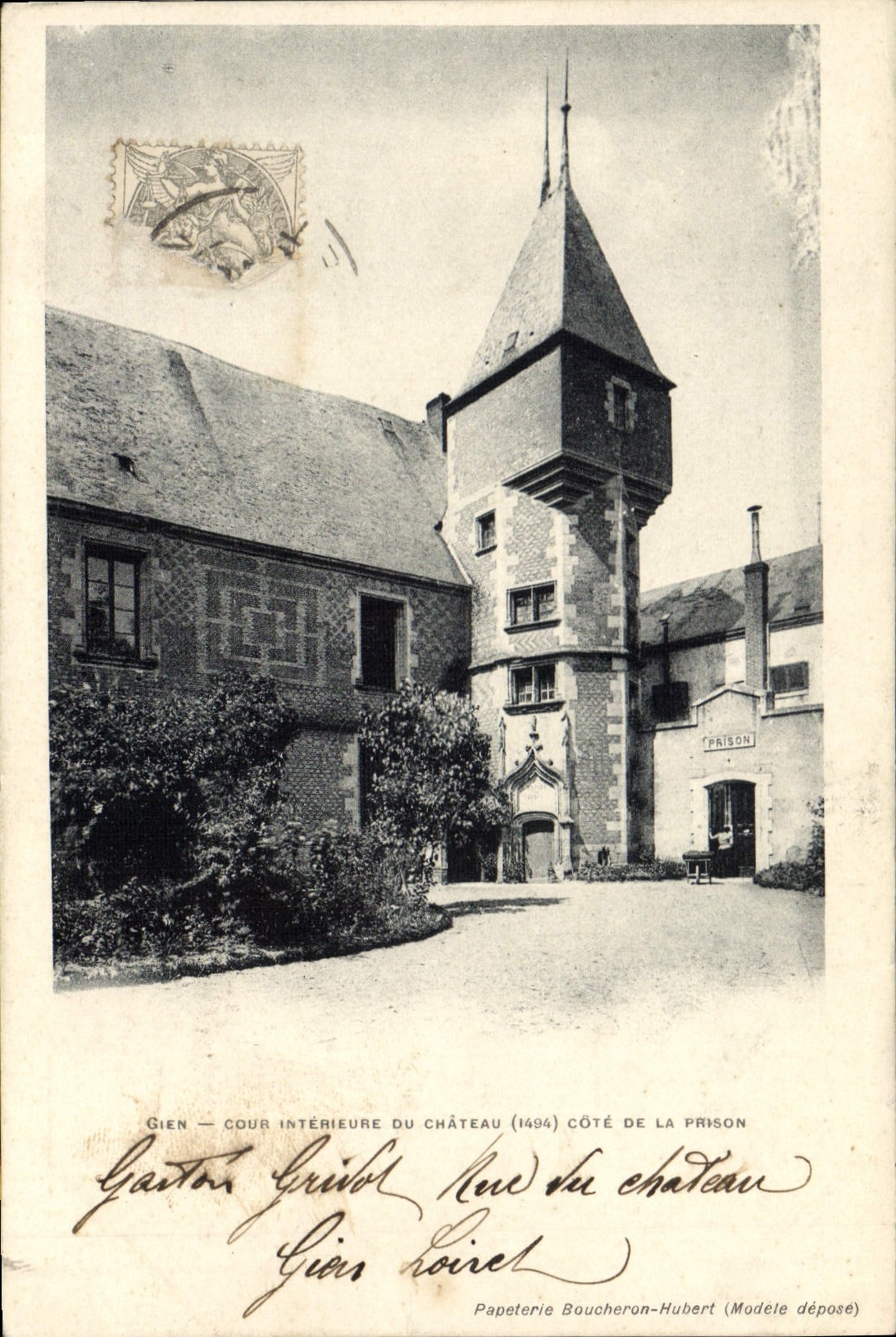 CPA Gien cour interieure du Chateau Cote de la Prison