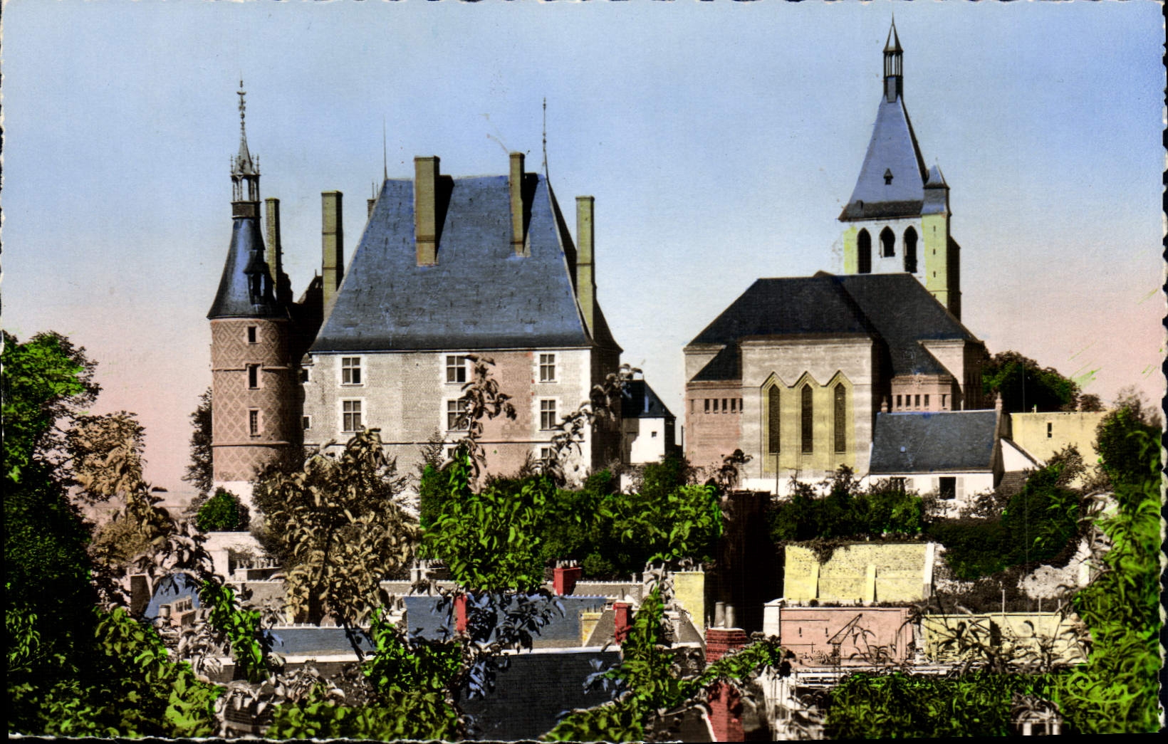 CPM Gien Loiret Le Chateau et l'Eglise 