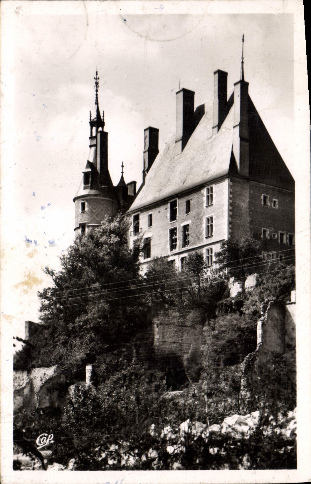 CPA Gien reconstruit Le Chateau 
