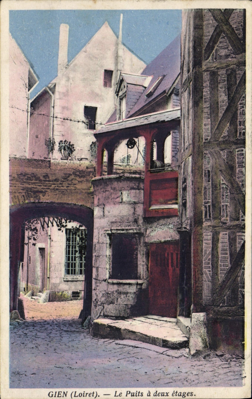 CPA Gien Loiret Le Puits a deux etages 