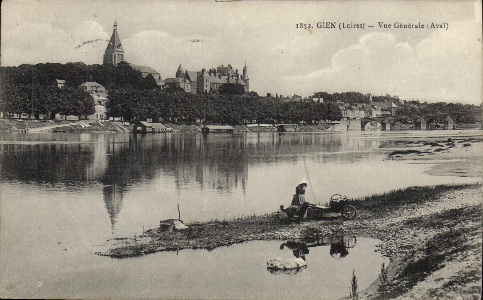 CPA Gien Loiret Vue generale Aval 