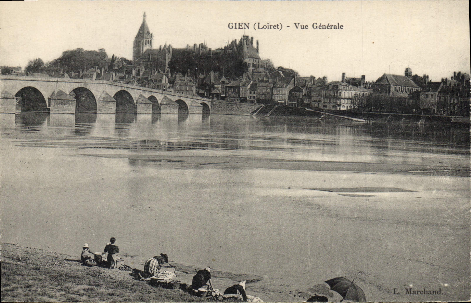 CPA Gien Loiret Vue generale 