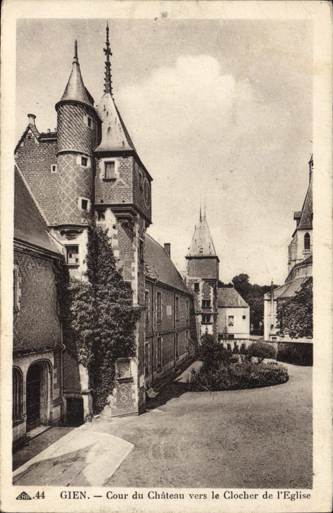 CPA Gien Cour du Chateau vers le Clocher de l'Eglise