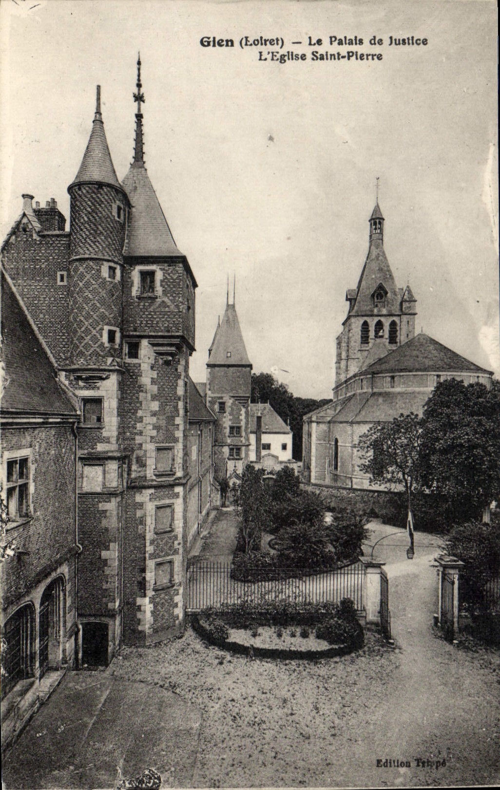 CPA Gien Loiret Le Palais de Justice L'Eglise Saint Pierre