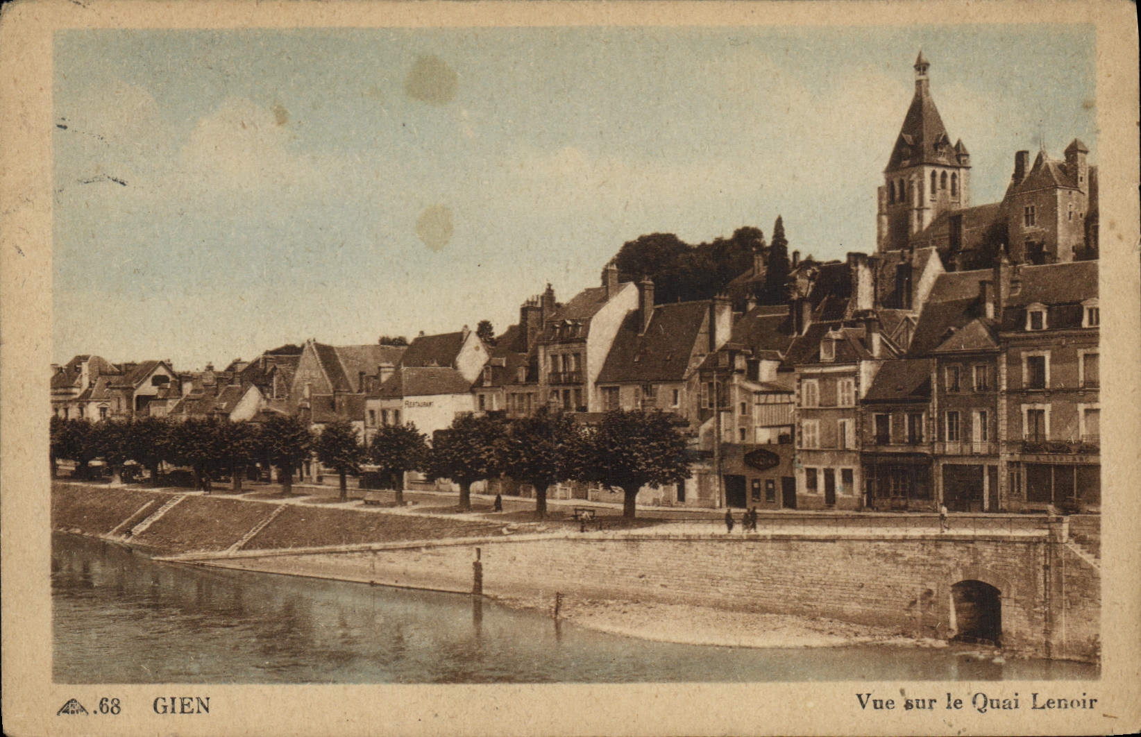 CPA Gien Vue sur le Quai Lenoir 