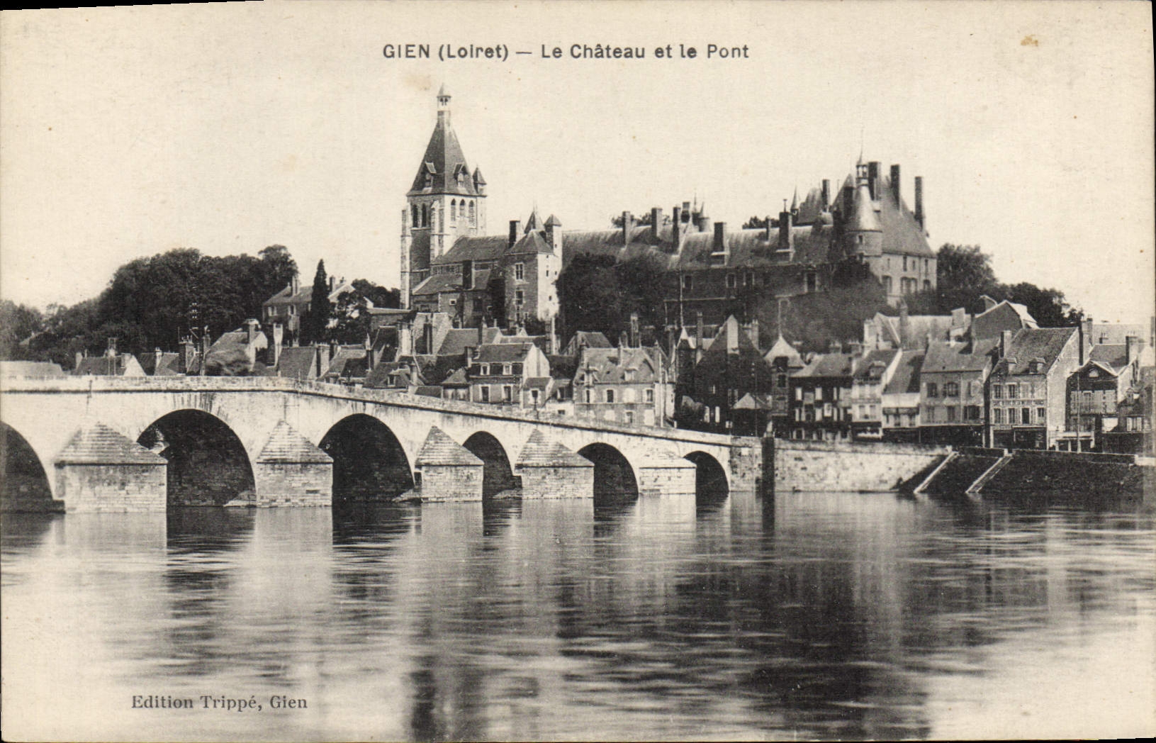 CPA Gien Loiret Le Chateau et le Pont 