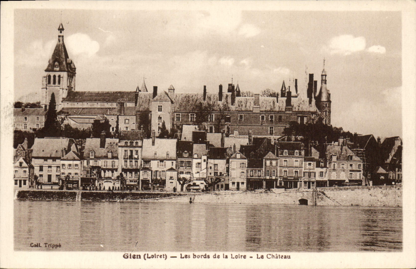 CPA Gien Loiret Les bords de la Loire Le Chateau
