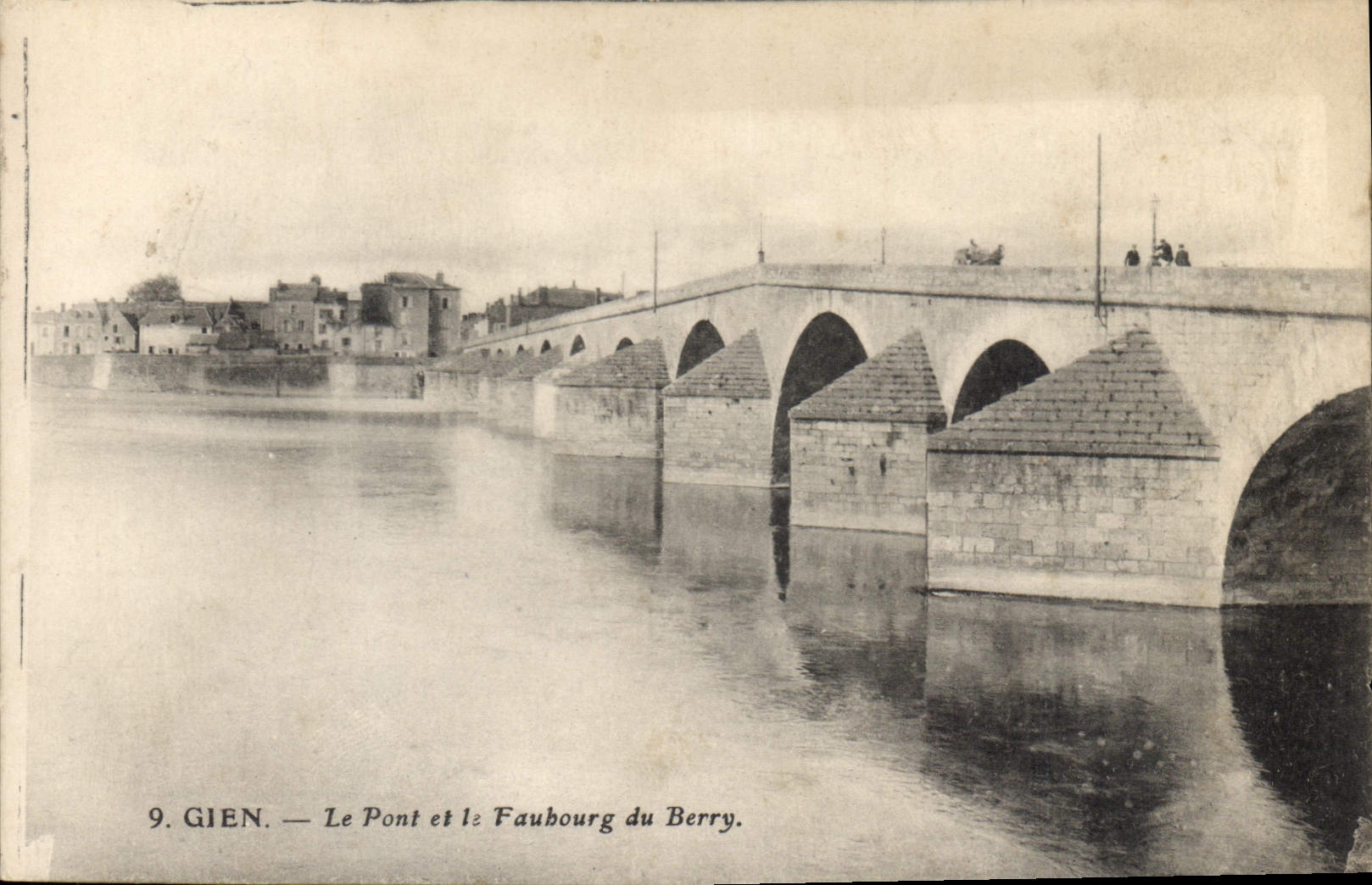 CPA Gien Le Pont et le Faubourg du Berry 