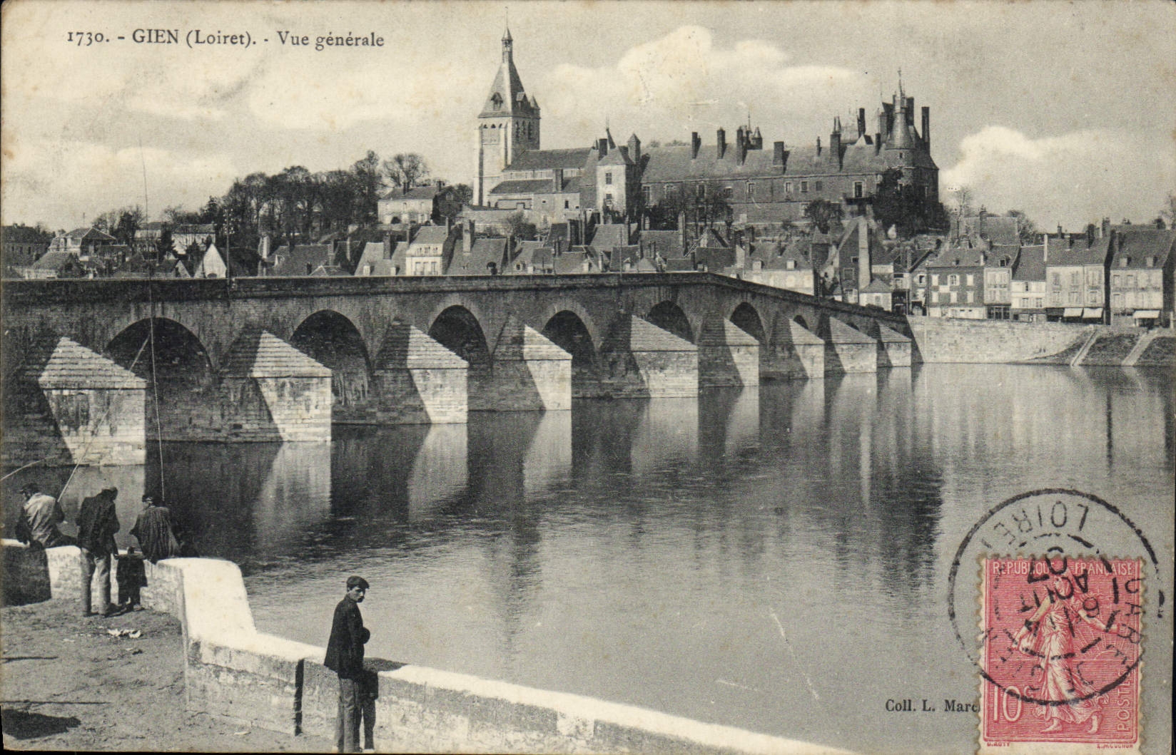 CPA Gien Loiret Vue generale 