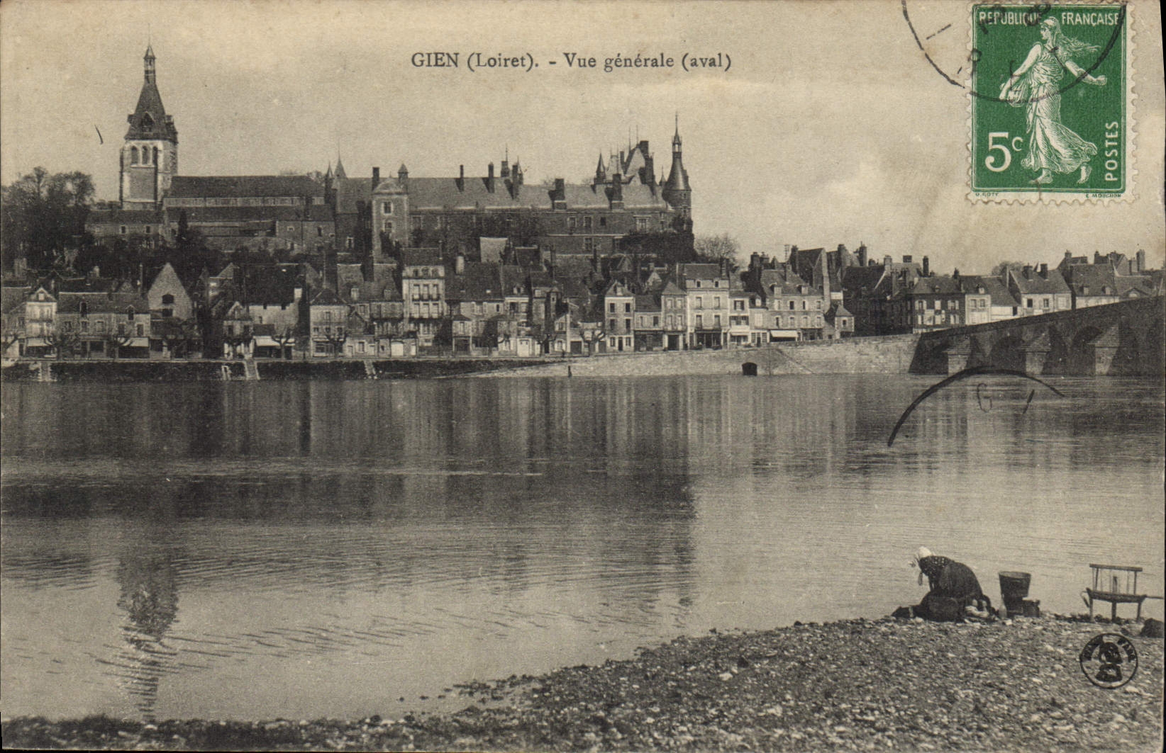 CPA Gien Loiret Vue generale aval 