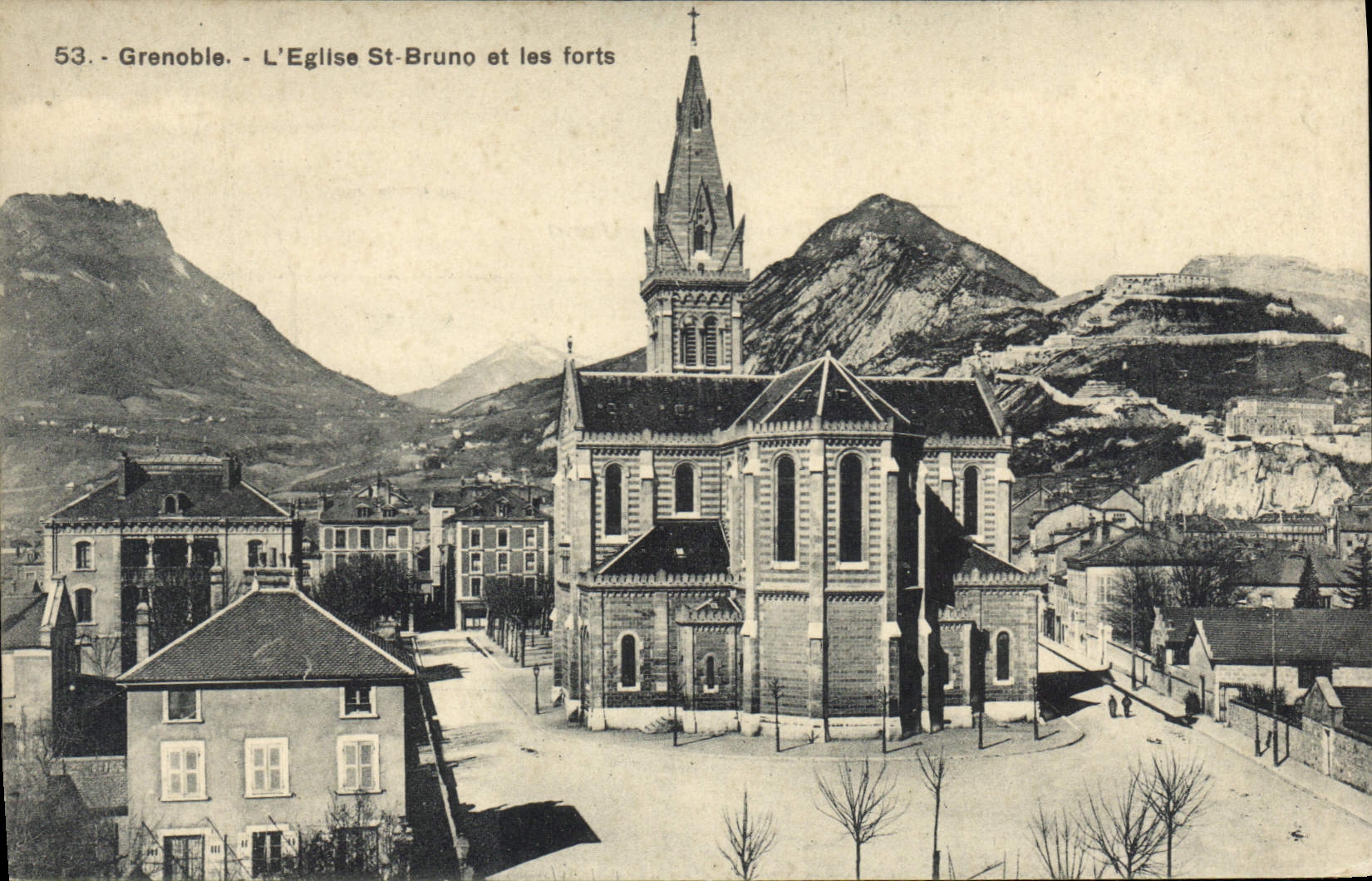 CPA Grenoble L'Eglise St Bruno et les forts