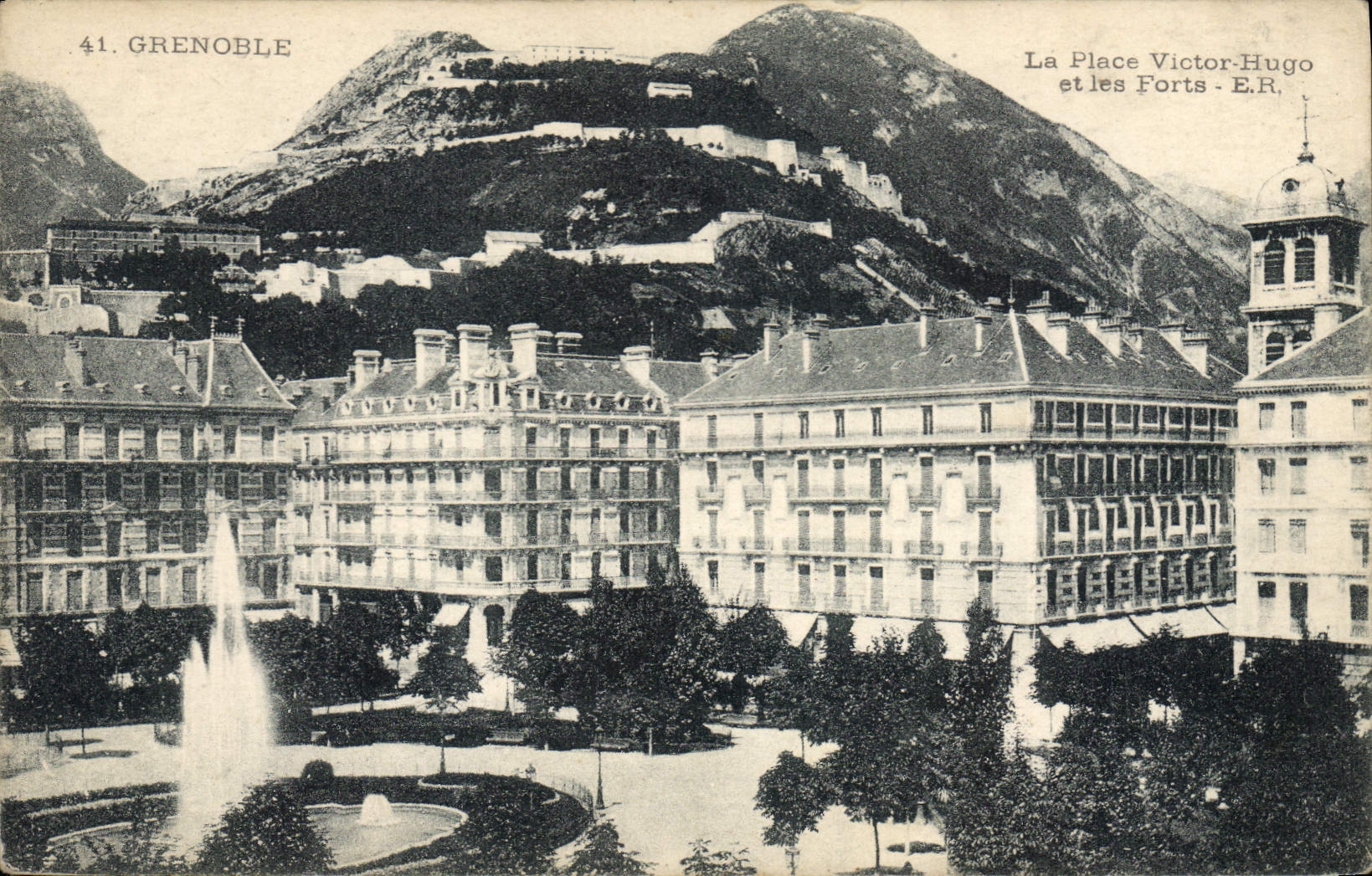 CPA Grenoble La Place Victor Hugo et les forts 