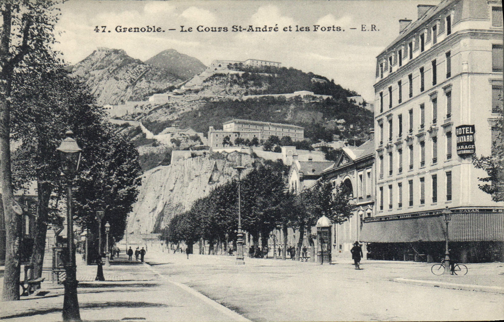 CPA Grenoble Le Cours St Andre et les Forts