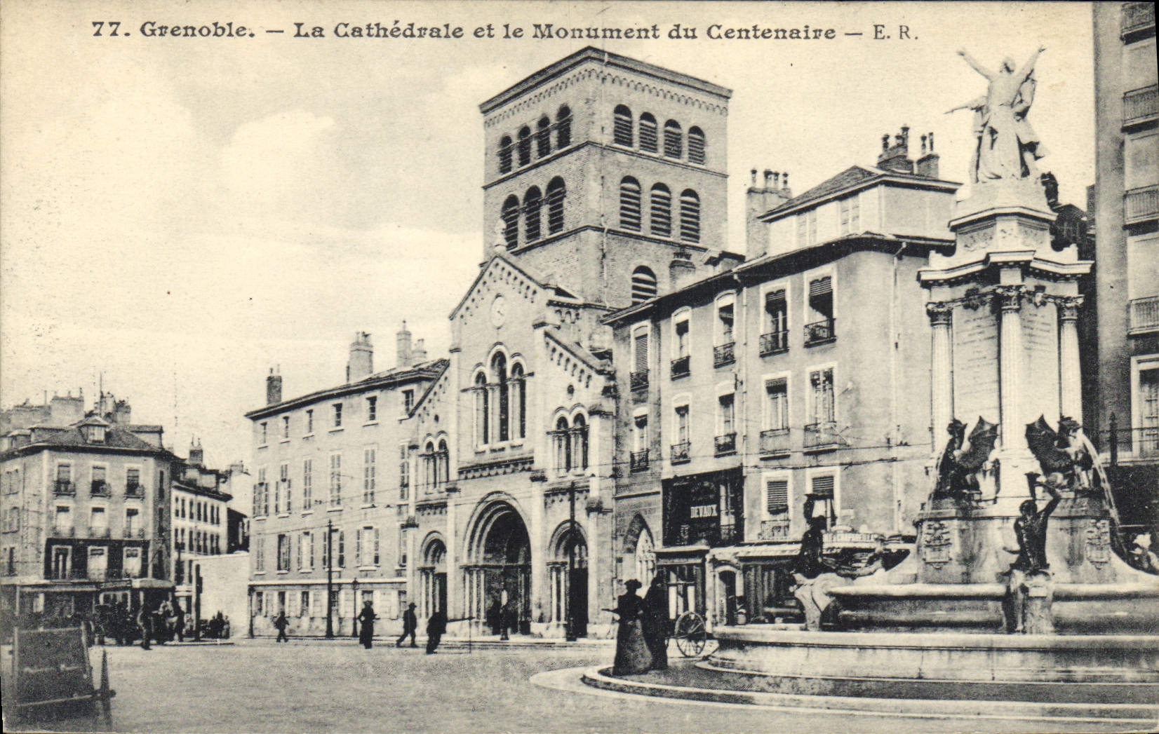 CPA Grenoble La Cathedrele et le monument du Centenaire