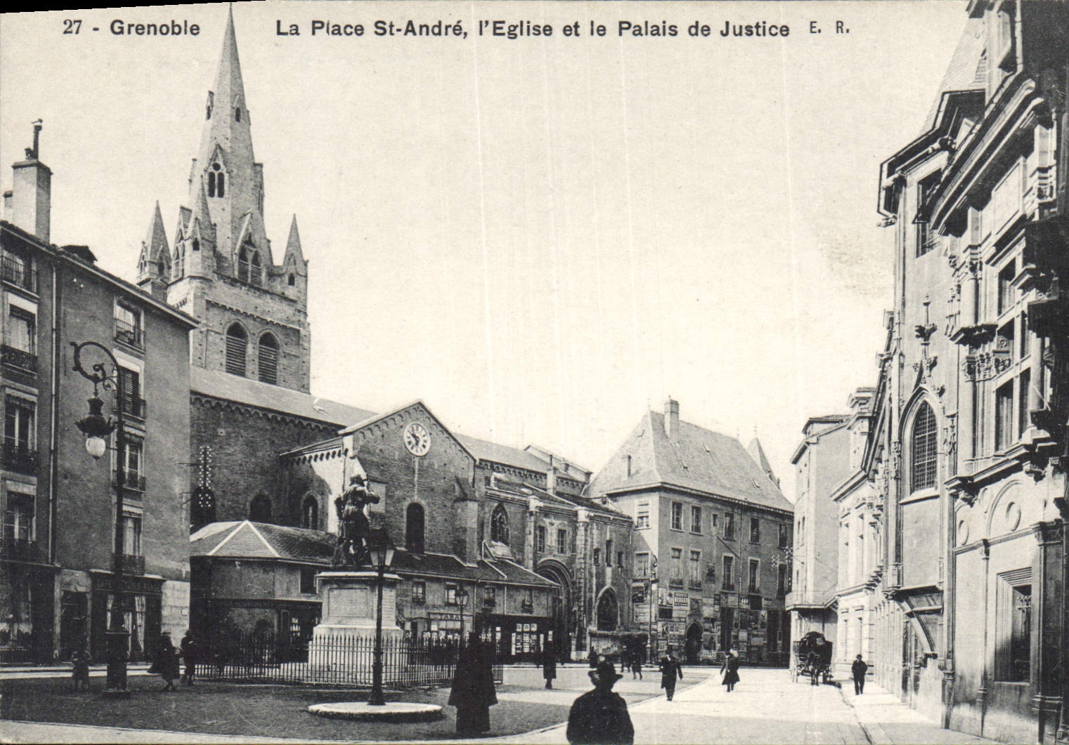 CPA Grenoble La Place St Andre l'Eglise et la Palais de Justice