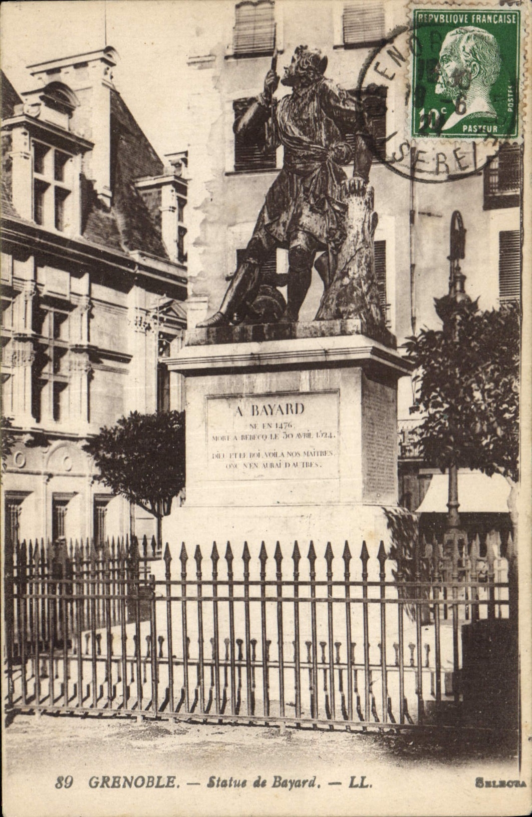 CPA Grenoble Statue de Bayard 