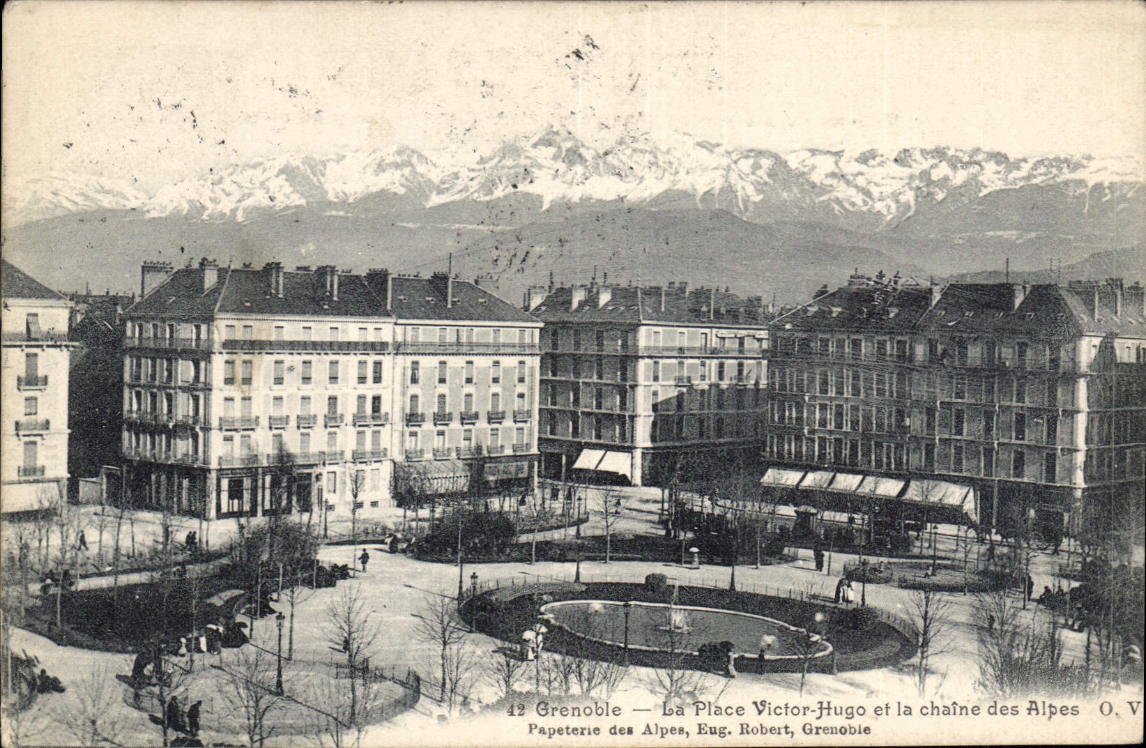 CPA Grenoble La Place Victor Hugo et la chaine des Alpes