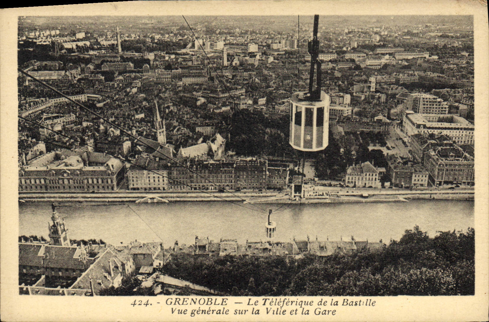 CPA Grenoble Le Teleferique de la Bastille Vue generale sur la Ville et la Gare