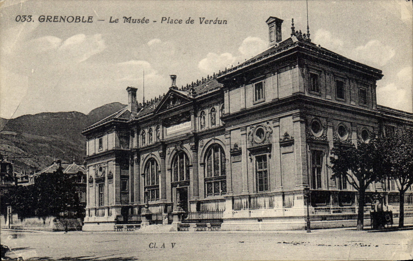 CPA Grenoble Le Musee Place de Verdun 