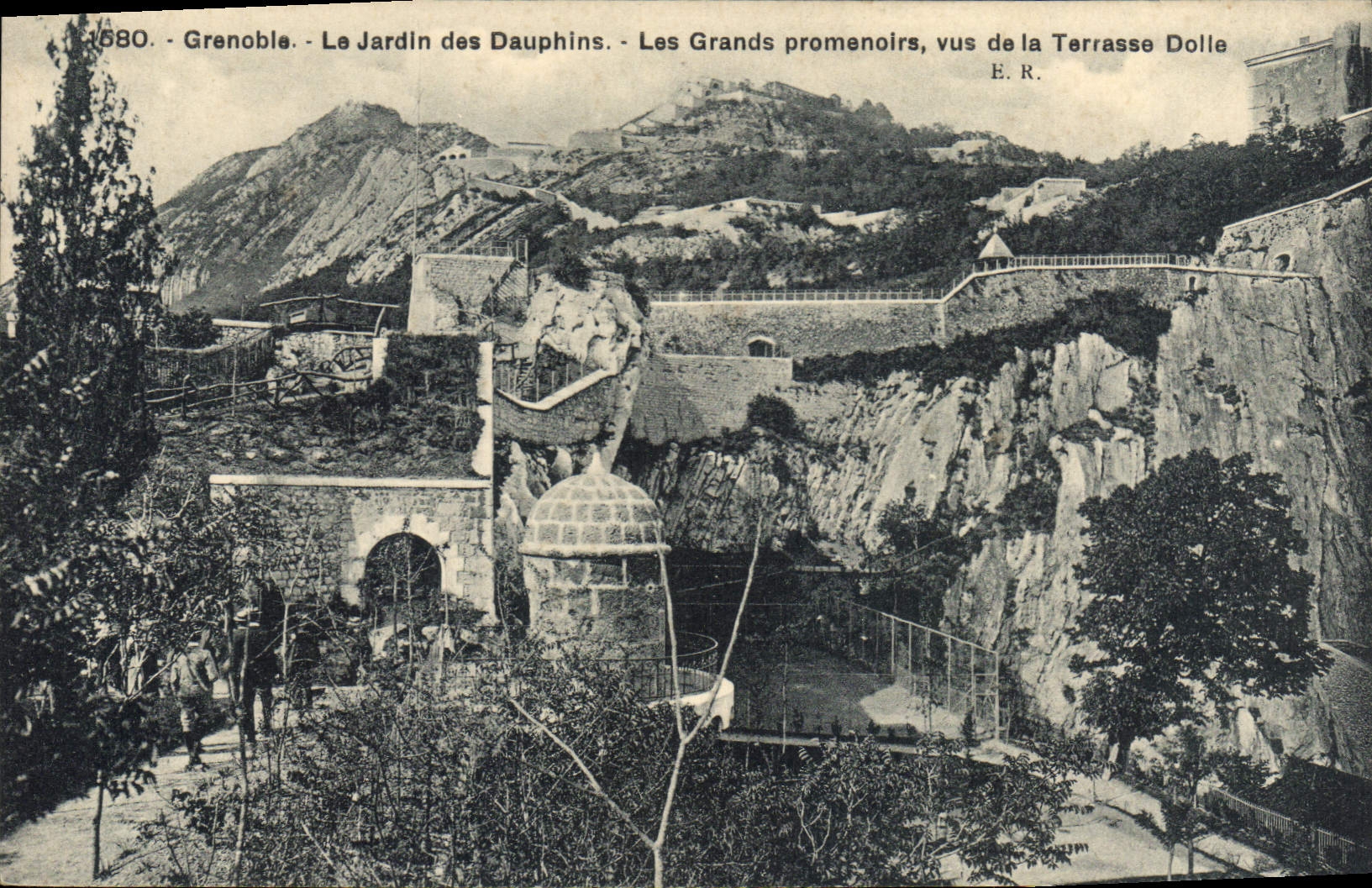 CPA Grenoble Le Jardin des Dauphins Les Grands promenoirs vus de la Terrasse Dolie