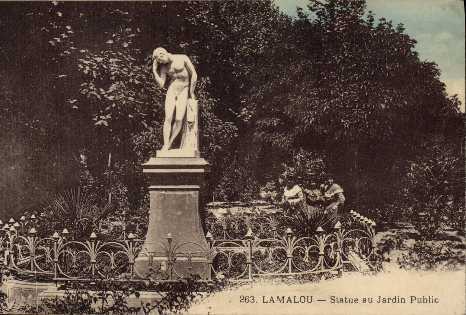CPA Lamalou Statue au Jardin Public 