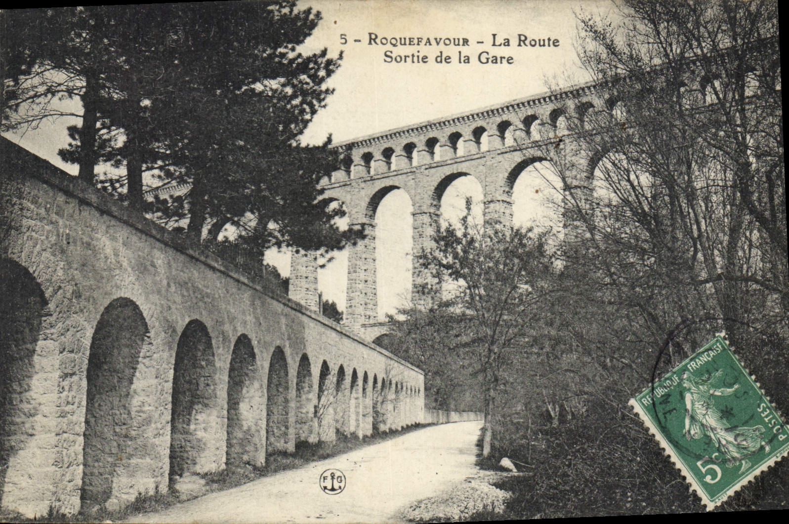 CPA Roquefavou La Route Sortie de la Gare 