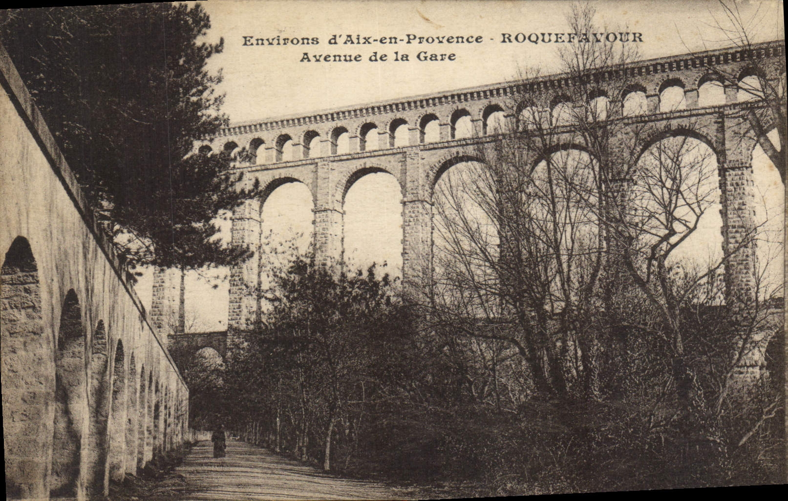 CPA Environs d'Aix en Provence Roquefavour Avenue de la Gare 