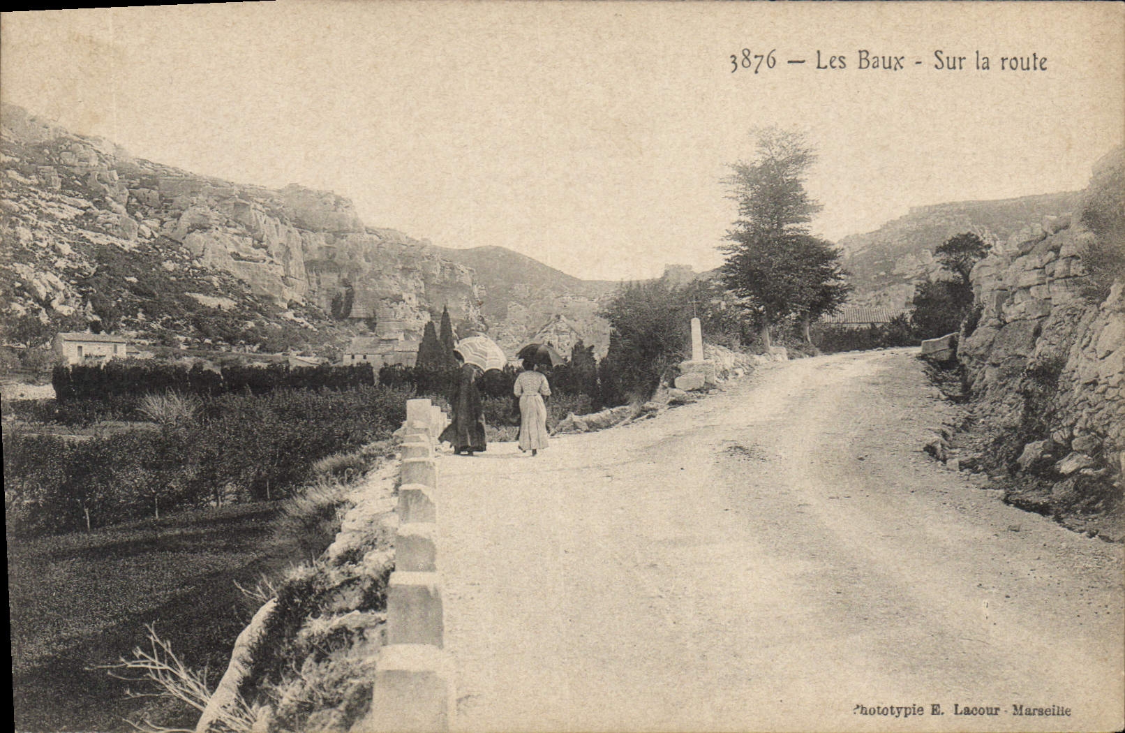 CPA Les Baux Sur la route 