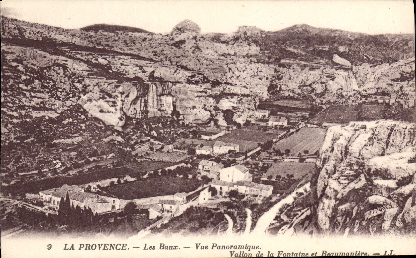 CPA La Provence Les Baux Vue pamoramique Vallon de la Fontaine et Beaumaniere 