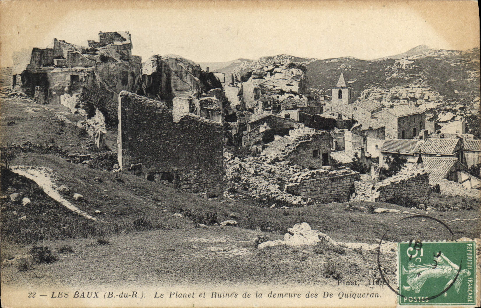 CPA Les Baux Le Planet et Ruines de la demeure des De Quiqueran