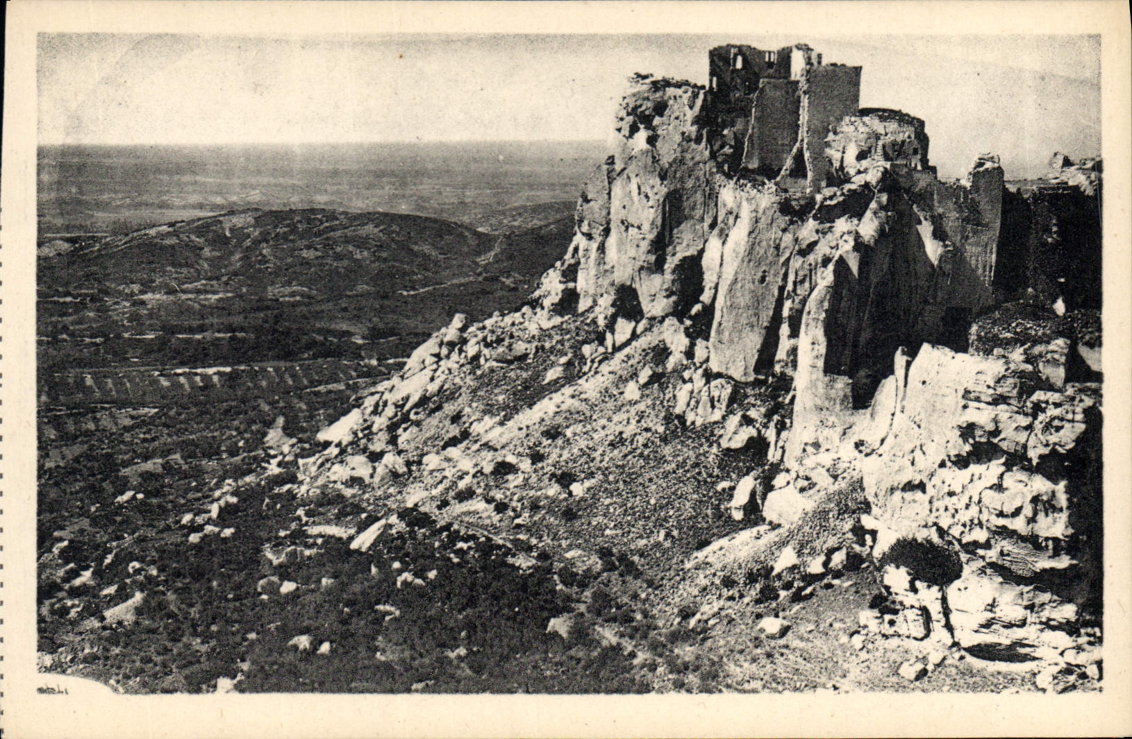 CPA Les Baux Ruines imposantes du chateau feodal bati au X siecle