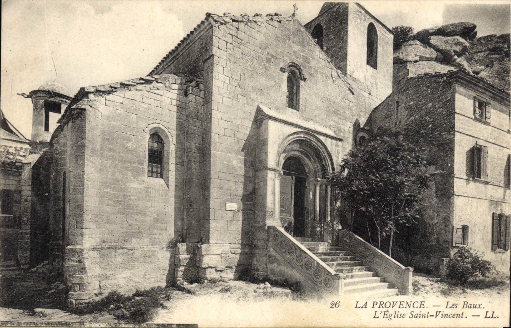 CPA La Provence Les Baux l'Eglise Saint Vincent