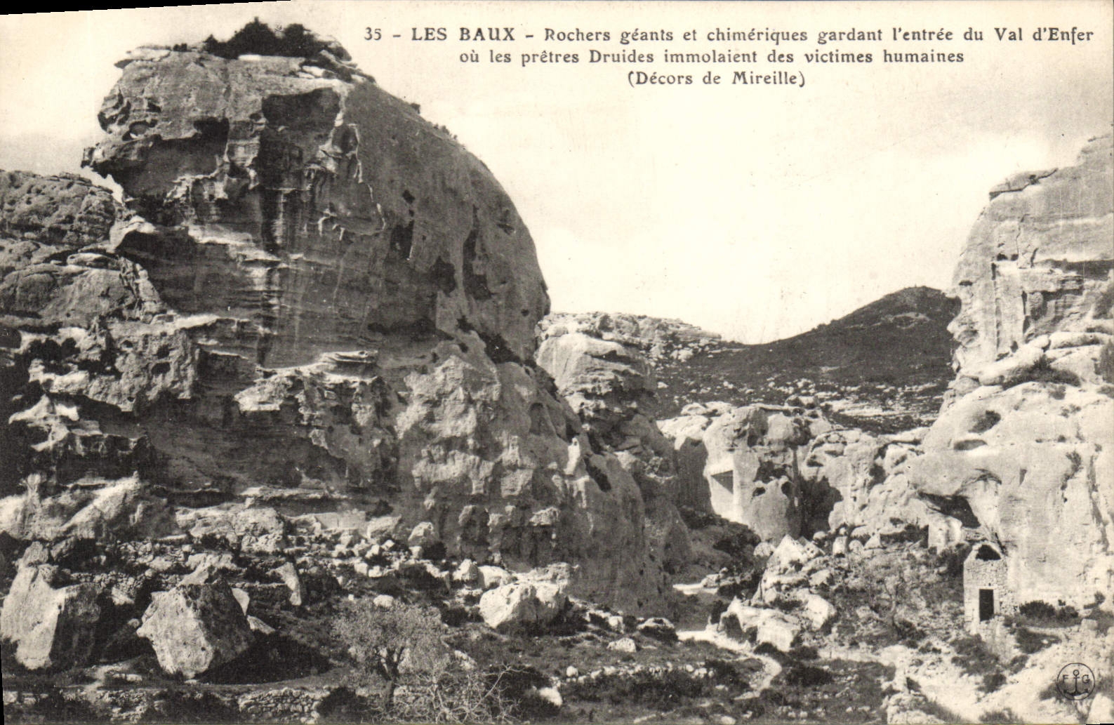 CPA Les Baux Rochers geants et chimeriques gardant l'entree du Val d'Enfer ou les pretres druides im