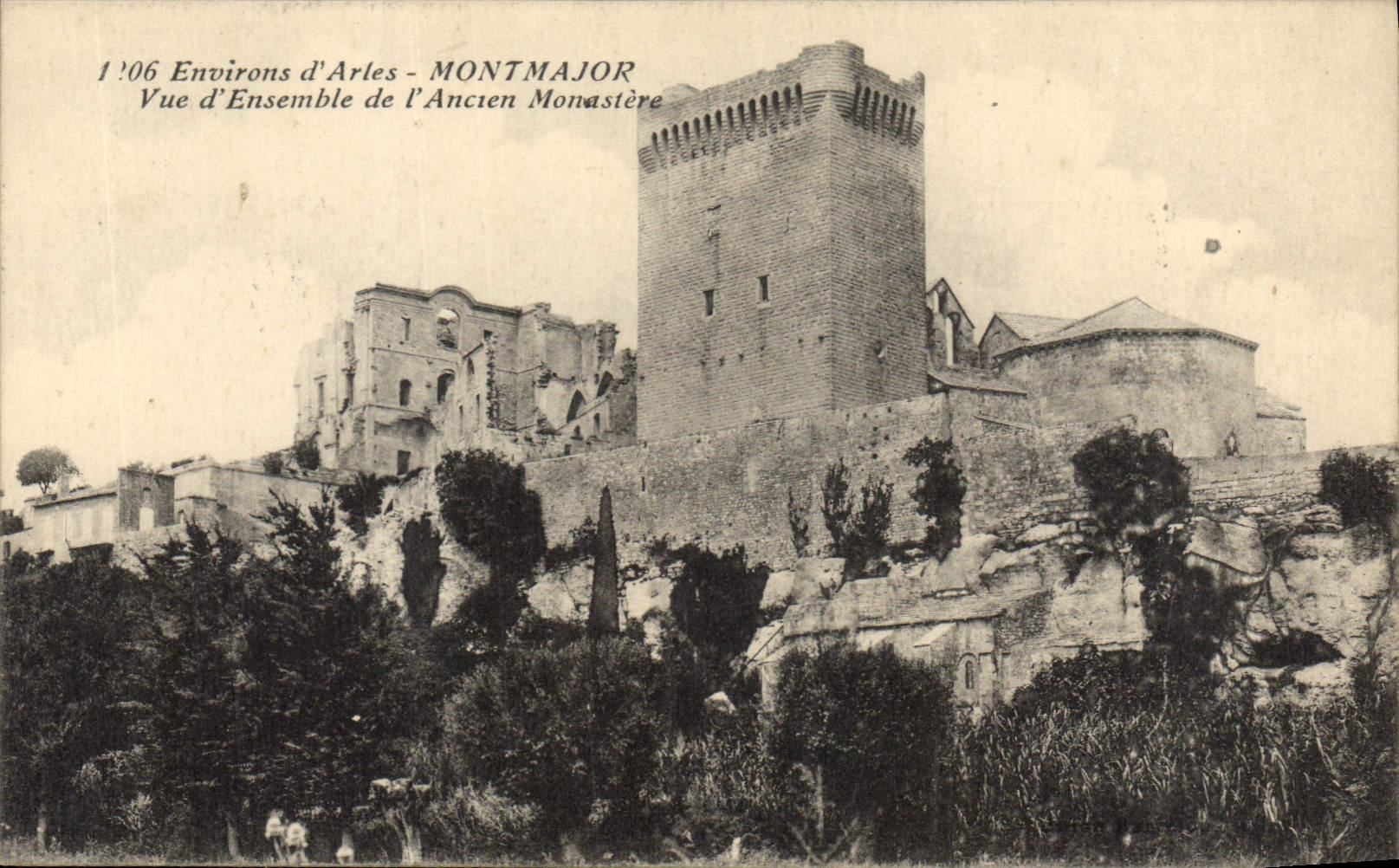 CPA Environs d'Arles Montmajor Vue d'Ensemble de l'Ancien Monastere 