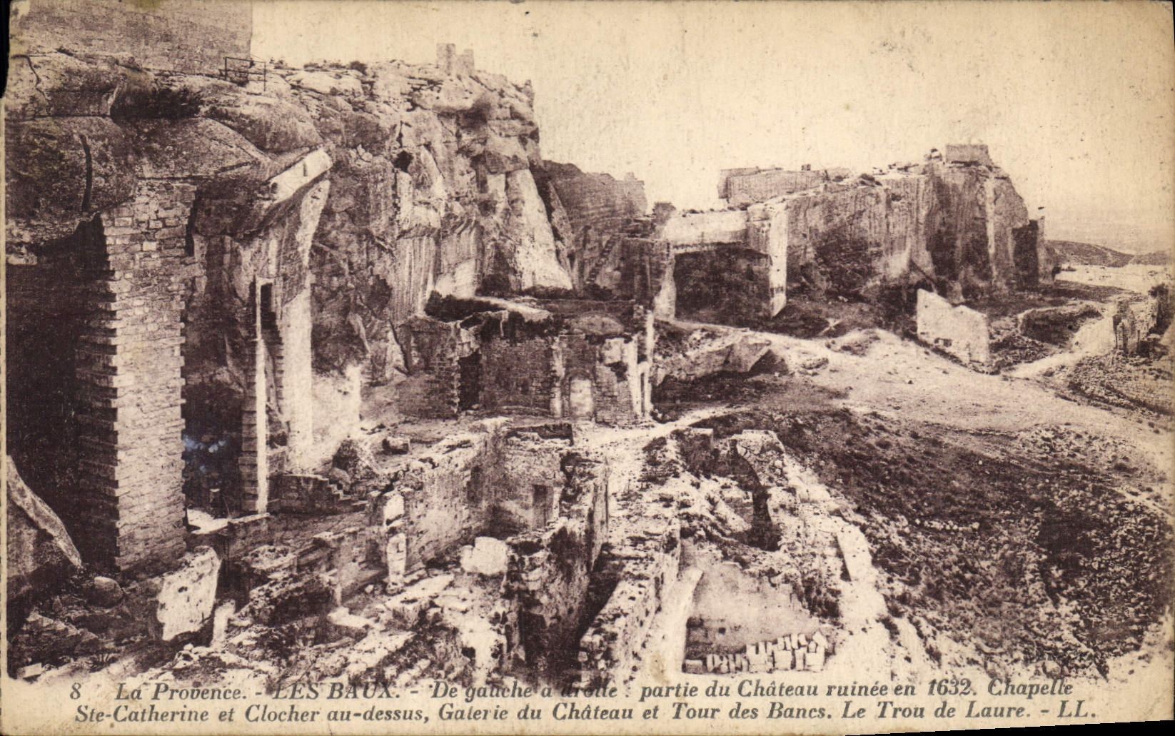CPA La Provence Les Baux Chapelle Ste Catherine et Clocher au dessus galerie du Chateau et tour des