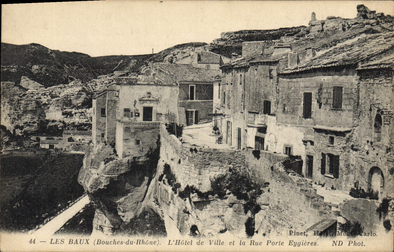 CPA Les Baux Bouches du Phone L'Hotel de Ville et la Rue Porte Eygieres