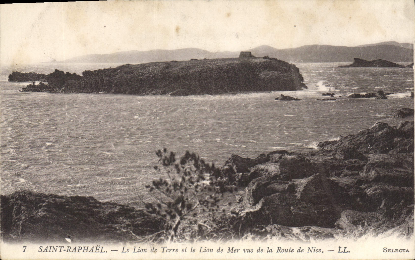 CPA Saint Raphael Le Lion de Terre et le Lion de Mer vus de la Route de Nice