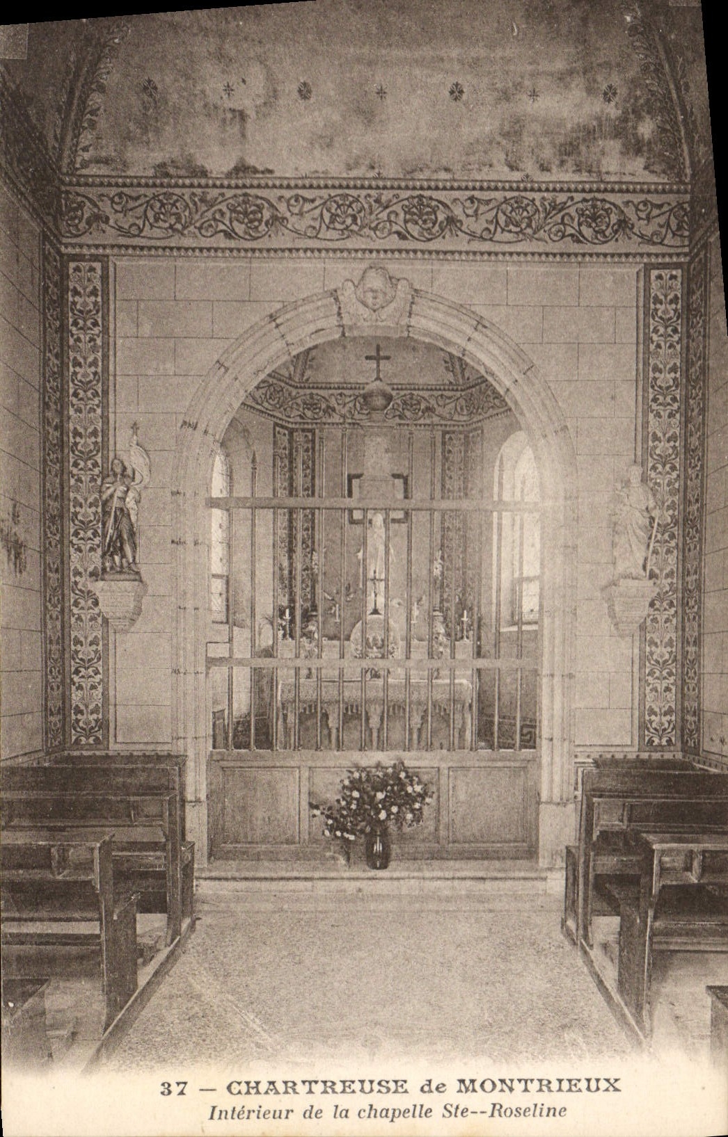 CPA Chartreuse de Montrieux Interieur de la chapelle Ste Roseline