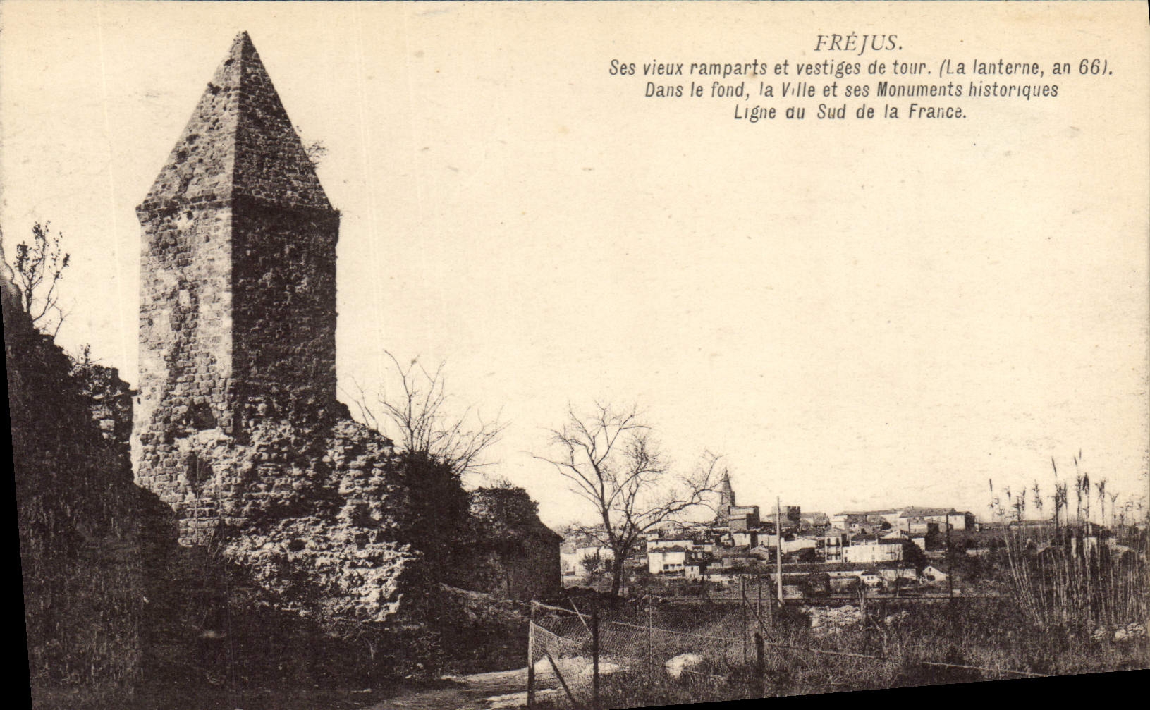 CPA Frejus ses vieux remparts et vestiges de tour 