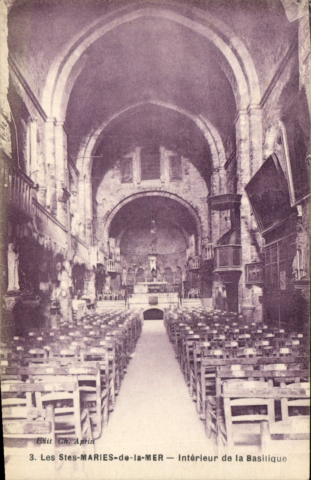 CPA Les Stes Maries de la Mer Interieur de la Basilique 