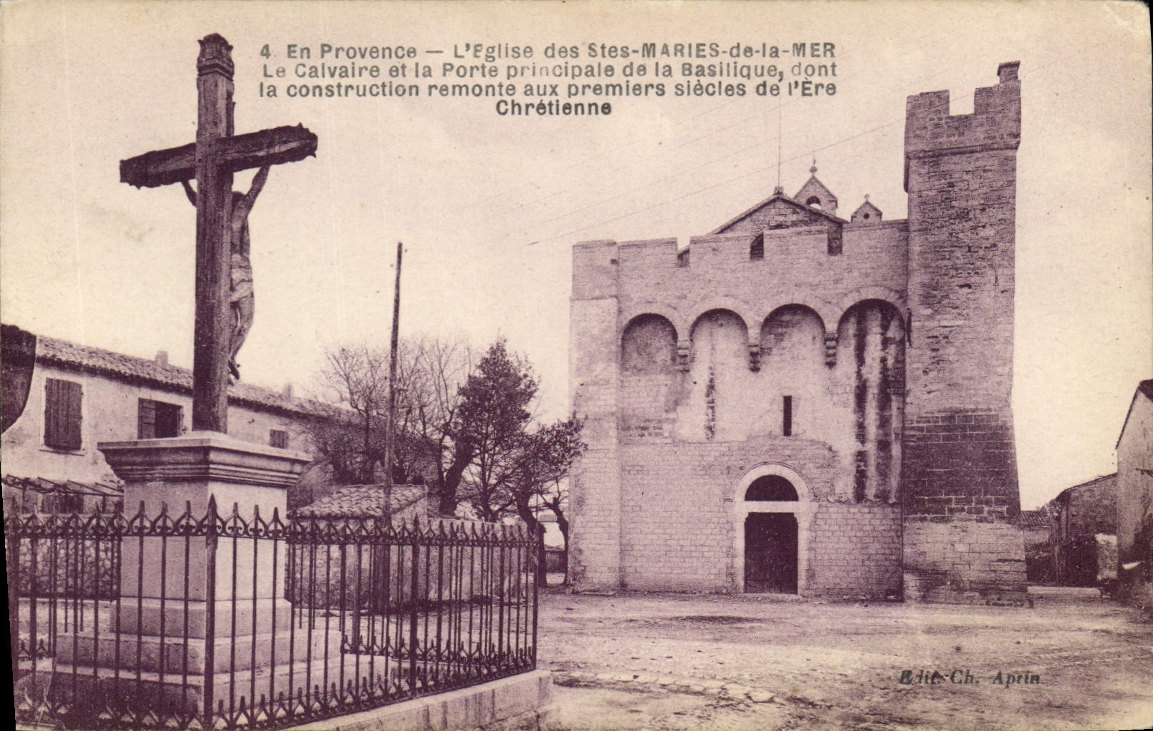 CPA En Provence L'eglise de Stes Maries de la Mer Le calvaire et la porte principale