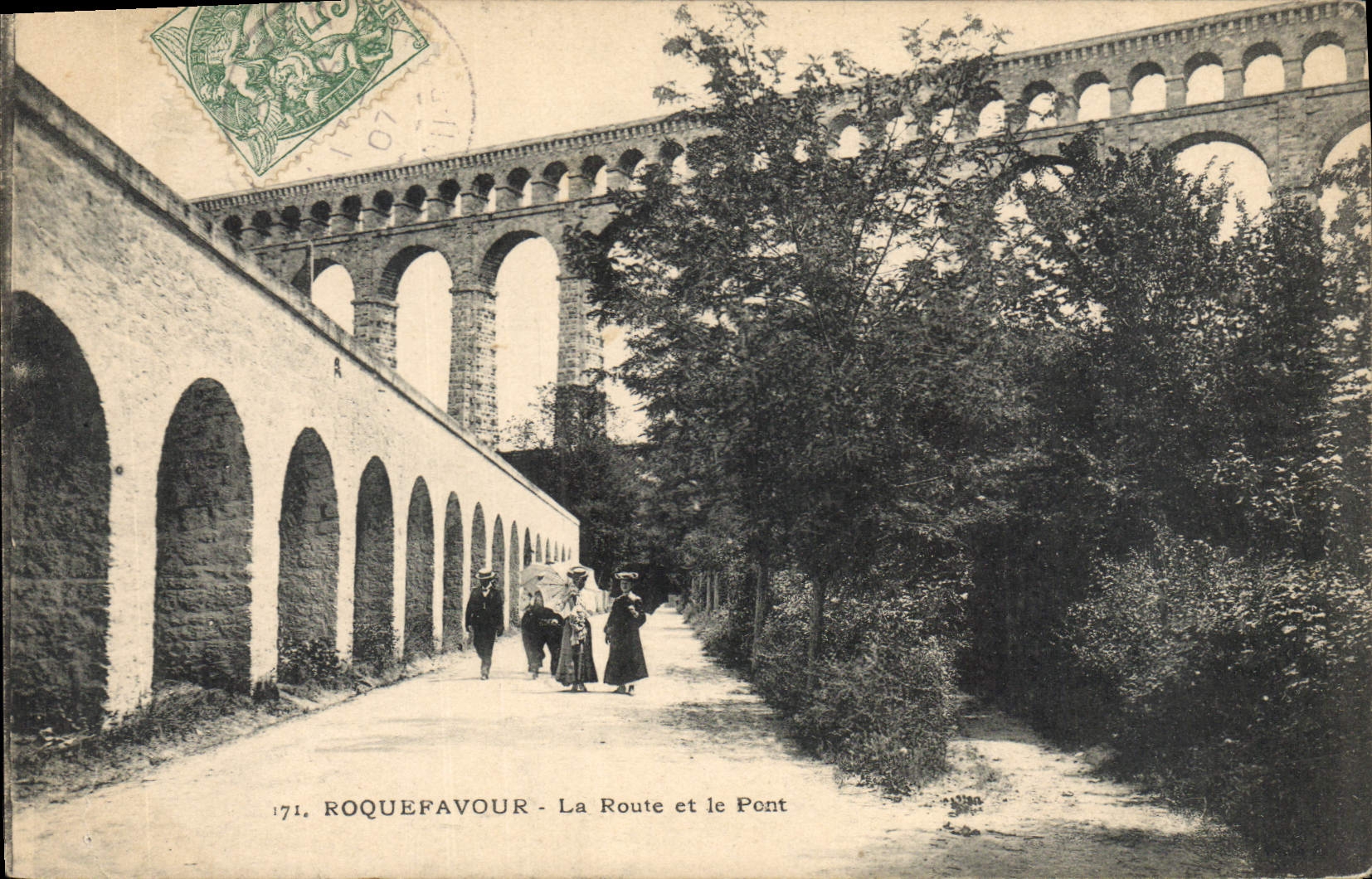 CPA Roquefavour La Route et le Pont 