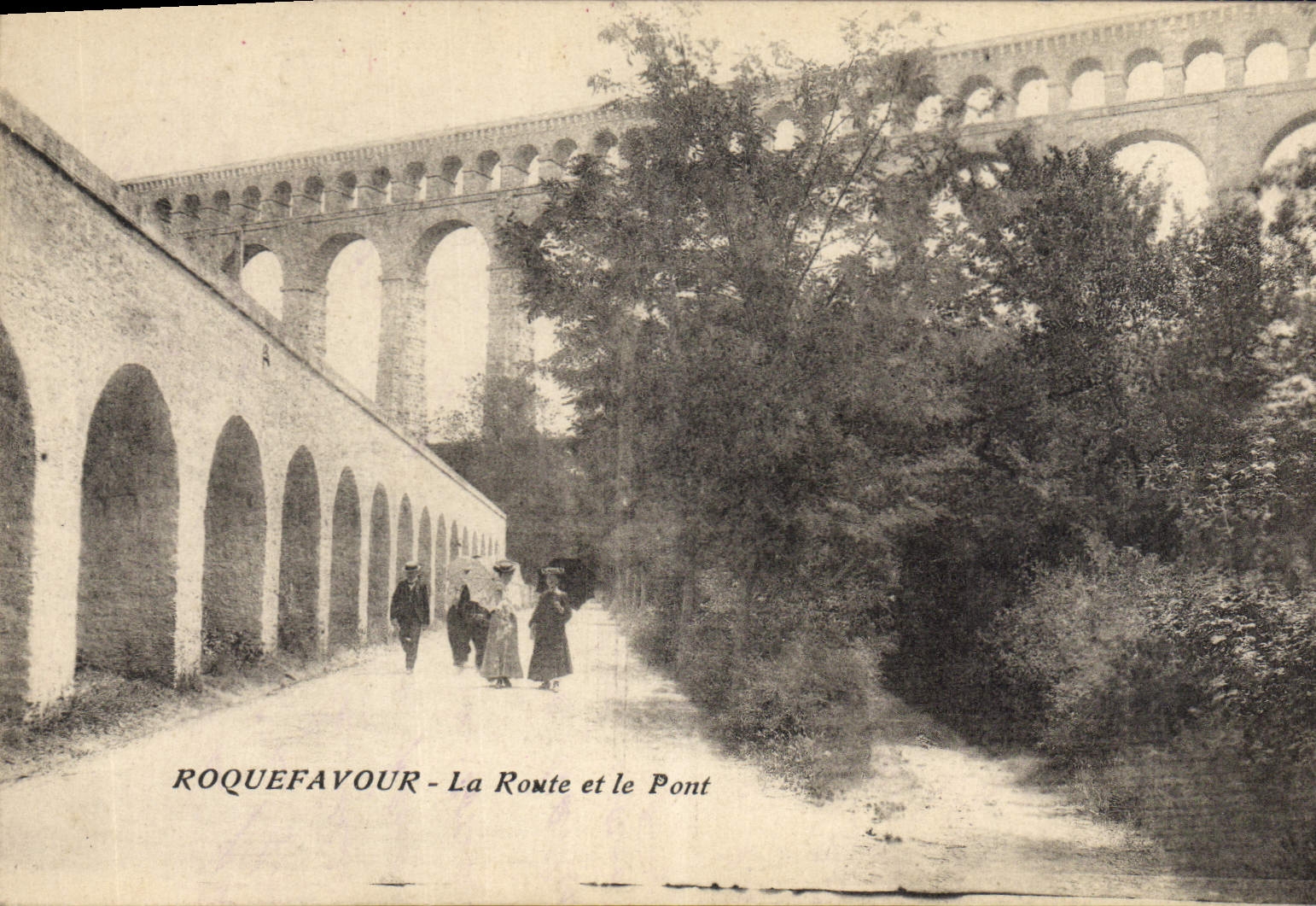 CPA Roquefavour La Route et le Pont 