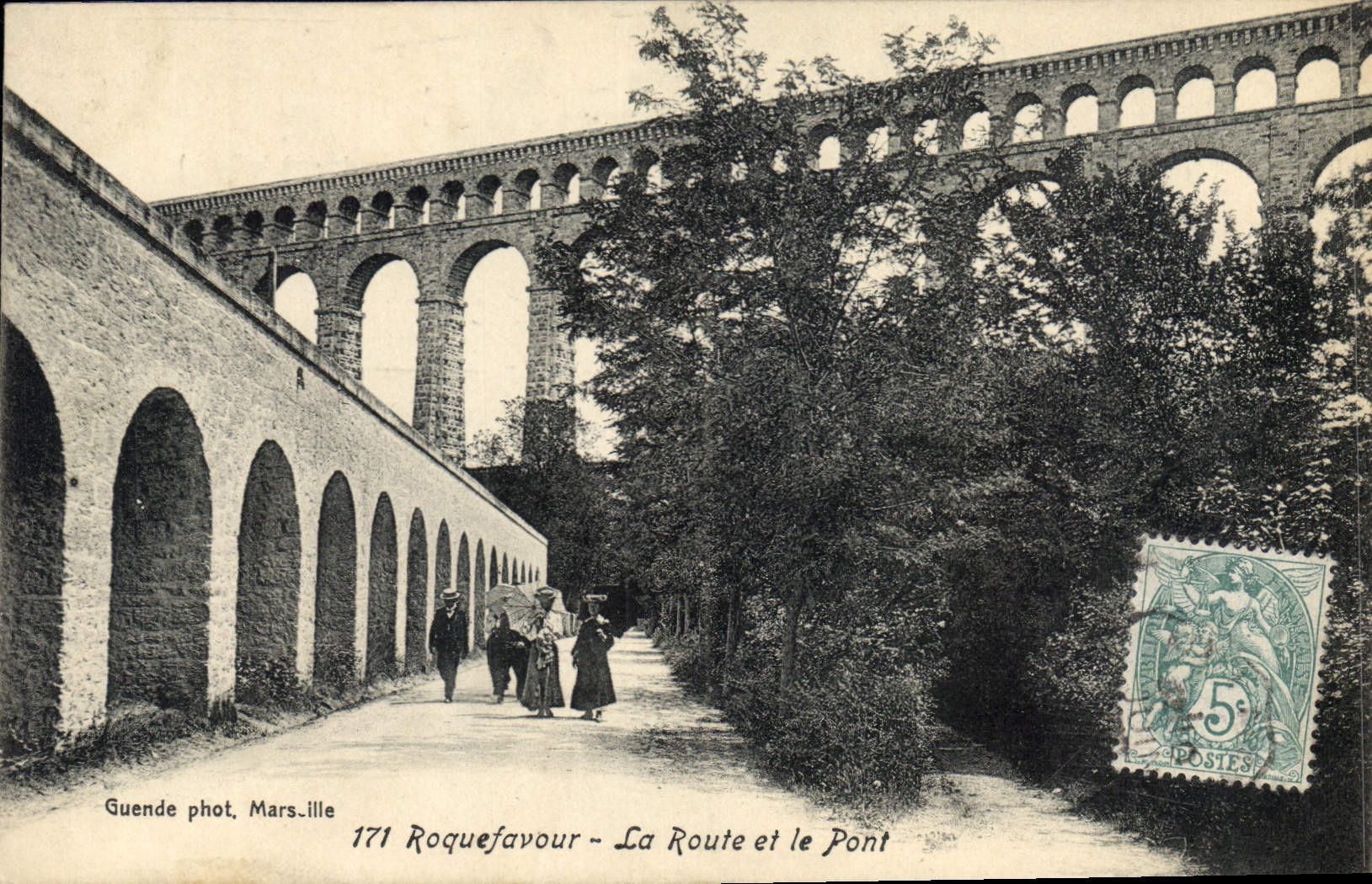 CPA Roquefavour La route et le pont 