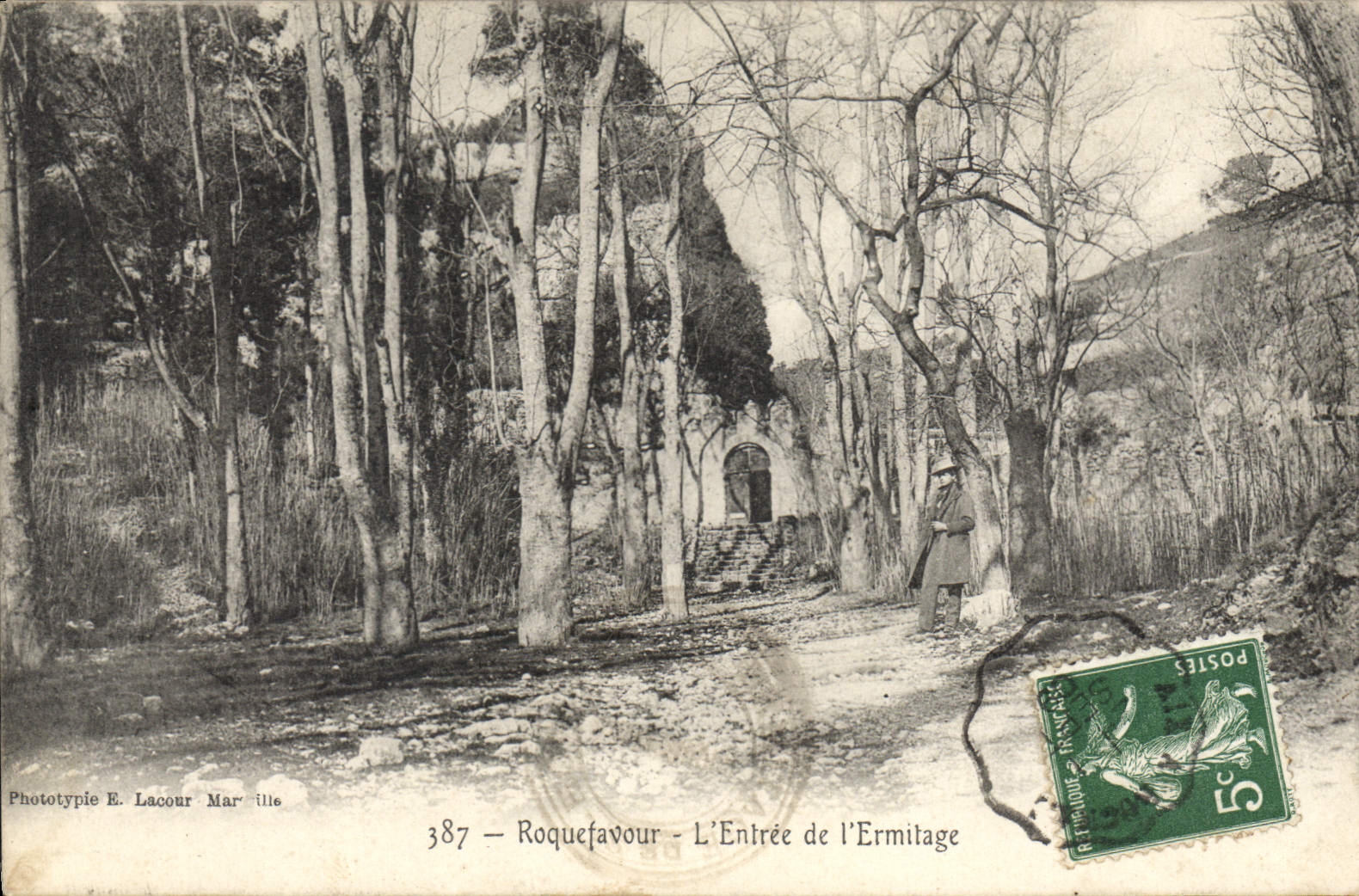 CPA Roquefavour L'Entree de l'Ermitage 