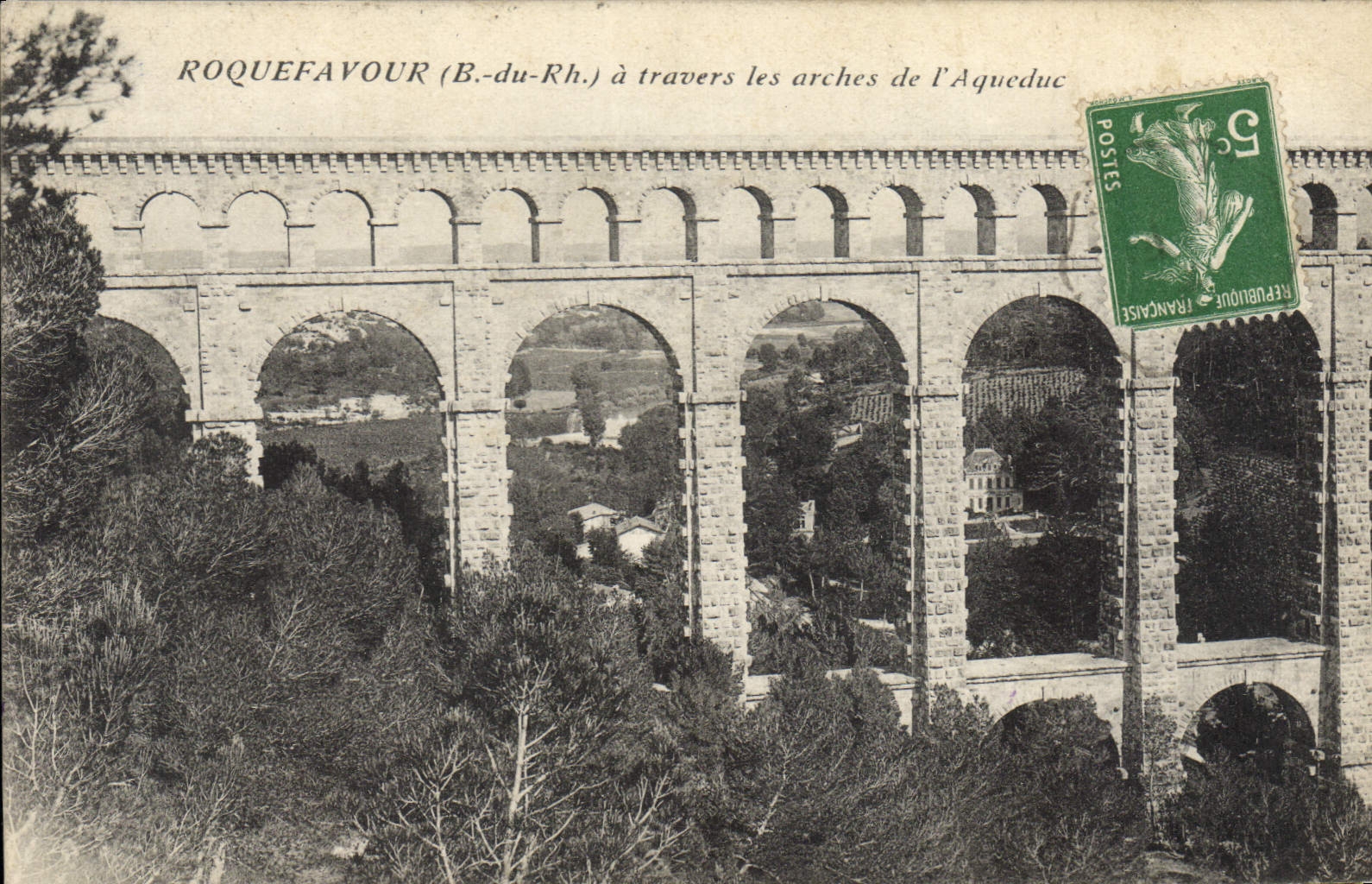 CPA Roquefavour Bouches du Phone a travers les arches de l'Aqueduc 