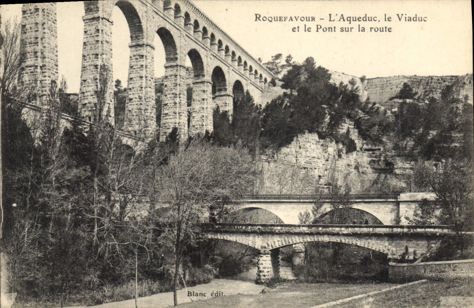 CPA Roquefavour l'Aqueduc le Viaduc et le Pont sur le route 